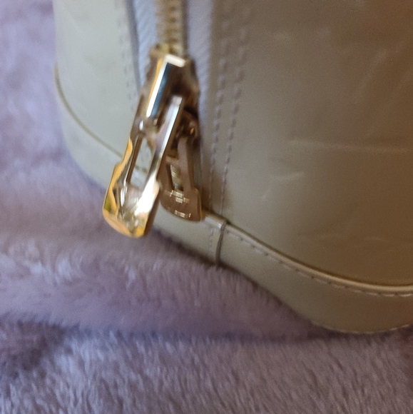 Louis Vuitton Alma Vernis PM Perle - Picture 4 of 8